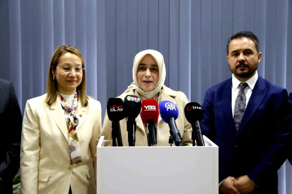 Türkiye Yüzyılı Buluşmaları kapsamında Uşak'a gelen AK Parti Grup Başkanvekili Özlem Zengin, partisinin İl binasında bas