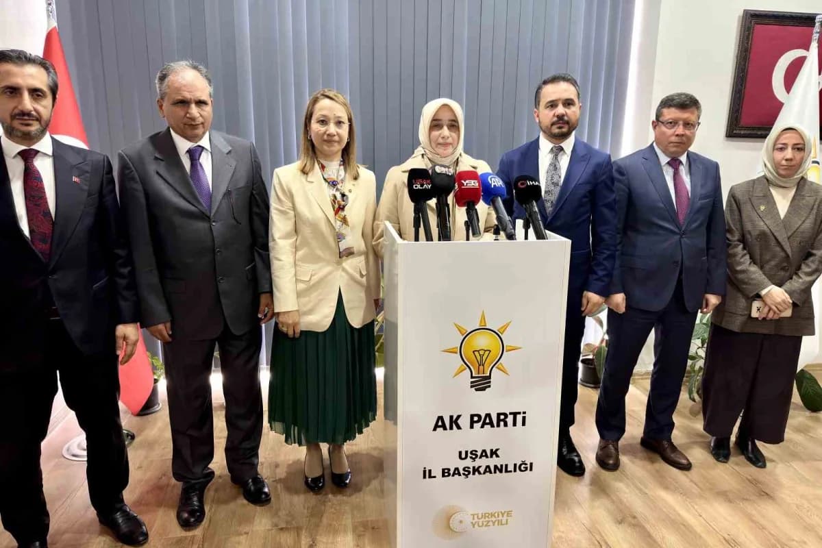 AK Parti Grup Başkanvekili Özlem Zengin Uşak’ta partisinin il binasında açıklama yaparken