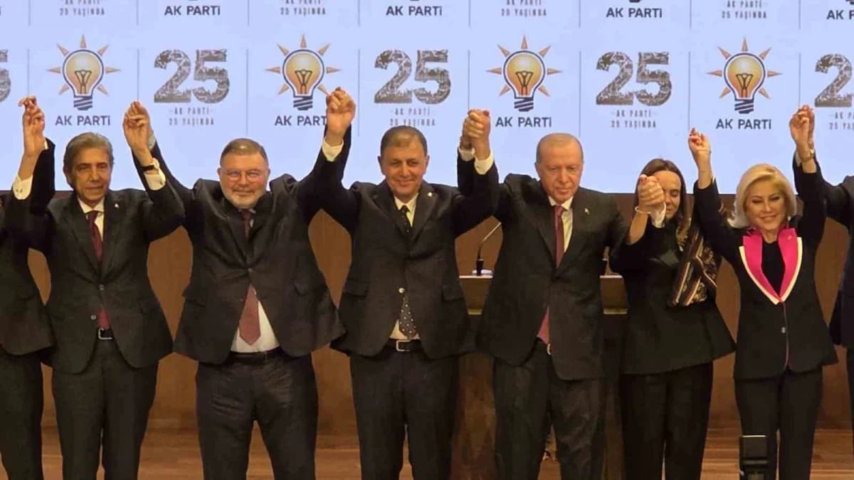 AK Parti İzmir İl Başkanı Bilal Saygılı basın açıklaması yaparken