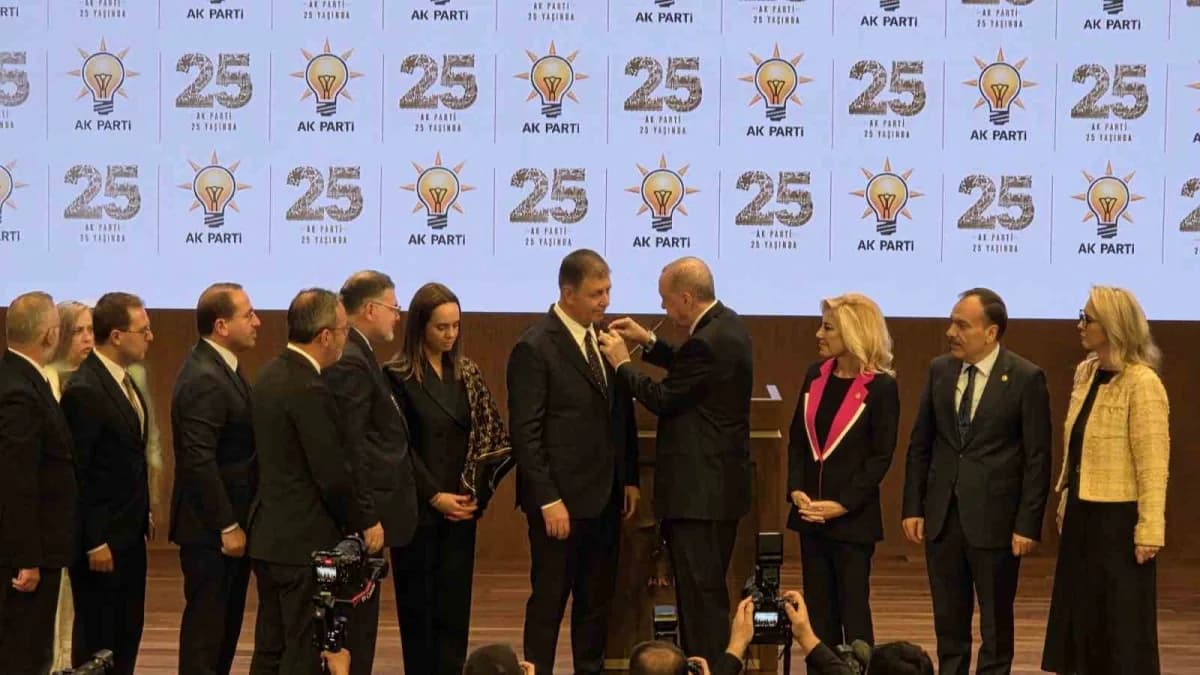 Rozet takma töreni sonrası açıklama yapan AK Parti İzmir İl Başkanı Bilal Saygılı, "İzmir Büyükşehir Belediye Başkanımız