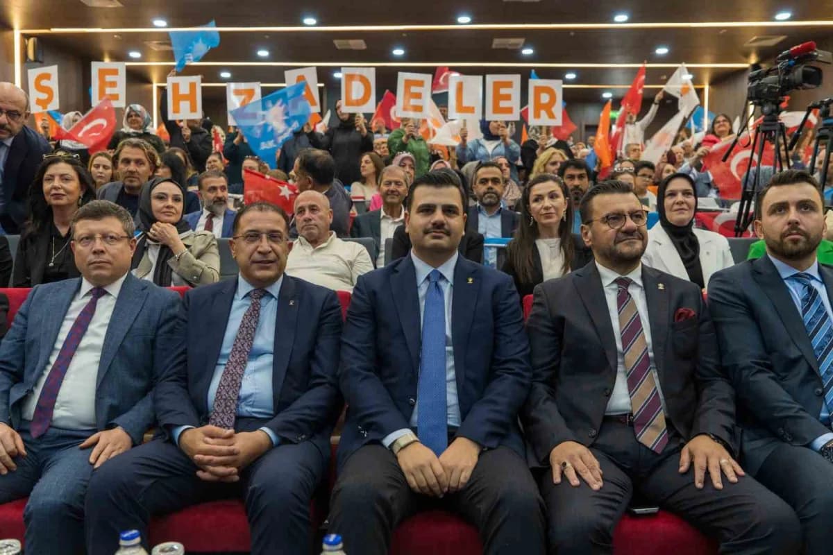 AK Parti Genel Sekreteri Eyyüp Kadir İnan Manisa’da konuşma yaparken