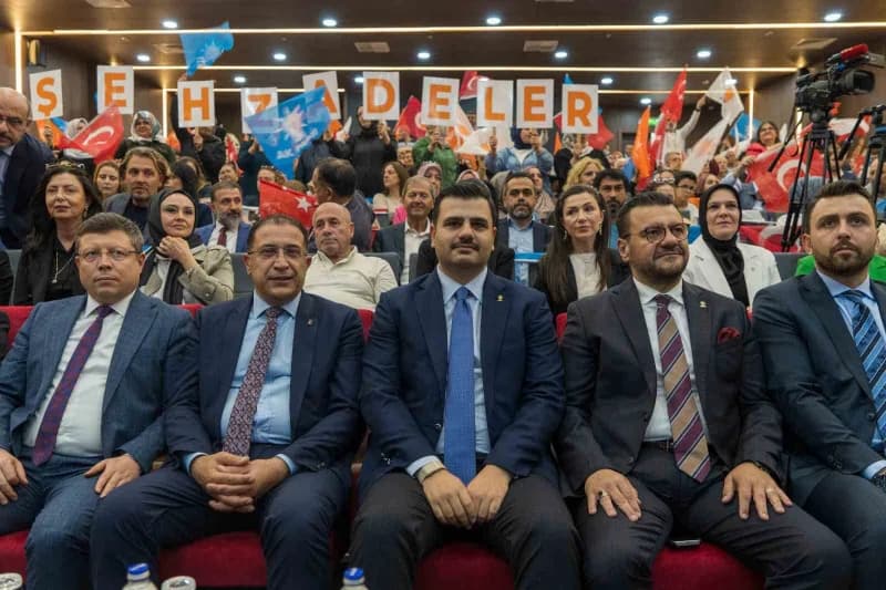 AK Parti Genel Sekreteri Eyyüp Kadir İnan Manisa’da konuşma yaparken