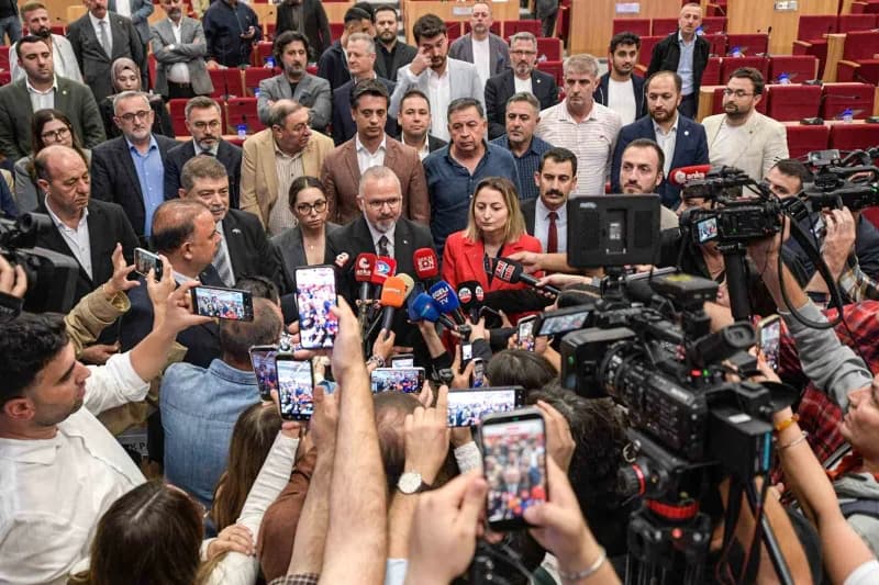 İzmir Büyükşehir Belediye Meclisi toplantısından bir kare, meclis üyeleri oturuyor