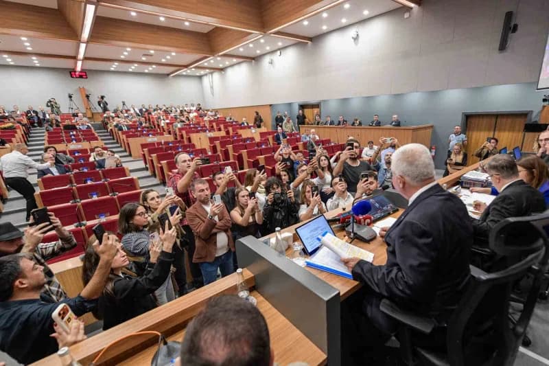 İzmir Büyükşehir Belediye Meclisi Ekim ayı ilk toplantısı, Yeni Parti meclis üyelerinin katılmaması ve yeter sayısının b