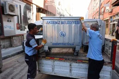 Akdeniz Belediyesi ekipleri yıpranan çöp konteynerlerini yeniliyor ve bakım yapıyor