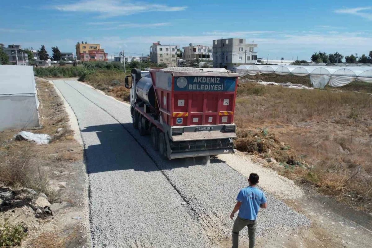 Akdeniz Belediyesi ekipleri Mersin Kazanlı Hürriyet Mahallesi tarım yollarında sathi kaplama çalışması yapıyor