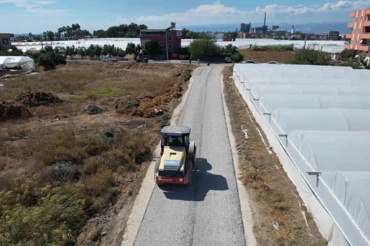 Akdeniz Belediyesi, ilçe genelinde ulaşım altyapısını güçlendirmek amacıyla merkez mahallelerde sıcak asfalt, kırsal mah