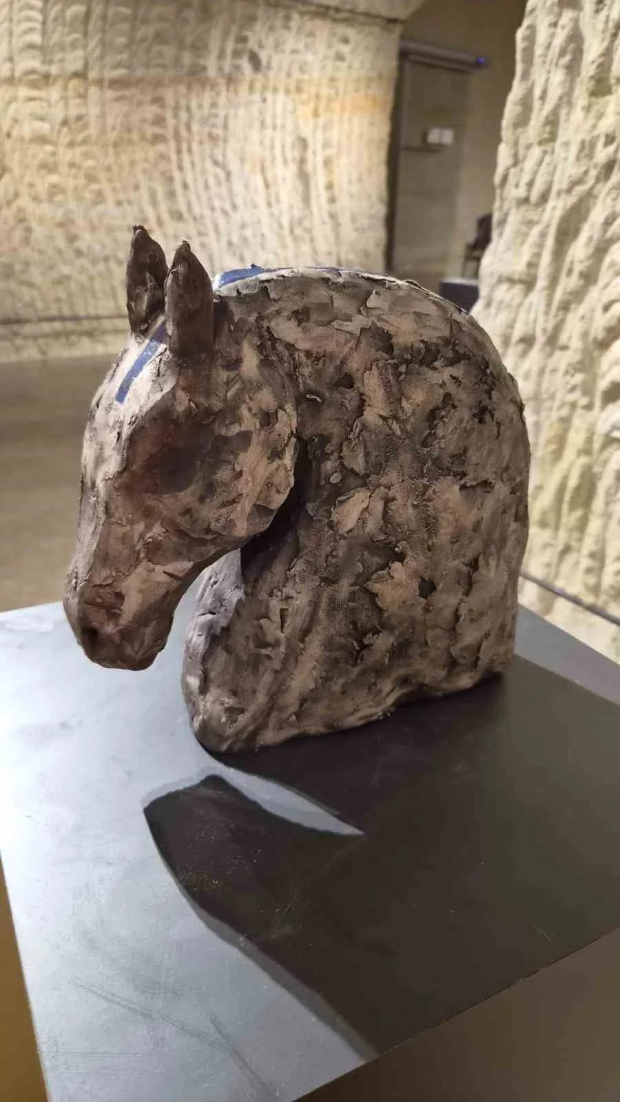 Bursa’daki Akeramos Sanat Merkezi, 10. Kuruluş yılı etkinlikleri kapsamında "Ateşten Doğan Atlar Kar