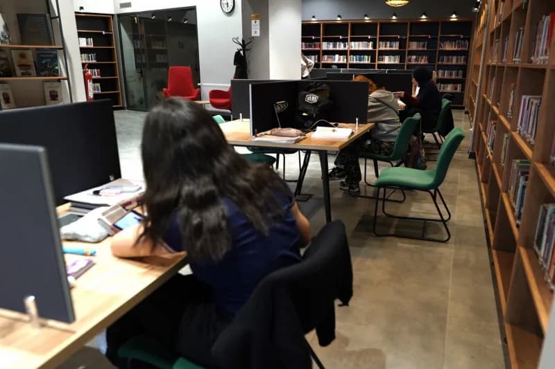 Melikgazi Akıl Küpü Kütüphanelerinde öğrenciler ders çalışıyor ve kitap okuyor