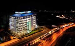 Aksa Grup Şirketleri'nin enerji sektöründeki faaliyetlerini temsil eden kurumsal bina ve enerji santrali görüntüsü
