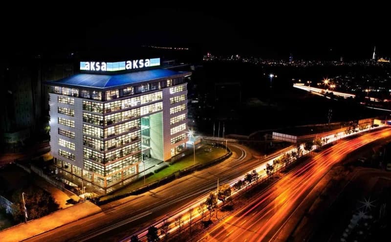 Aksa Grup Şirketleri'nin enerji sektöründeki faaliyetlerini temsil eden kurumsal bina ve enerji santrali görüntüsü