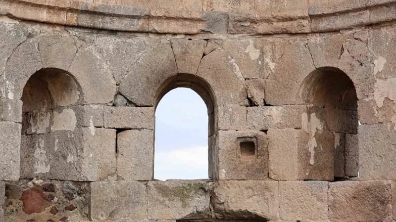 Aksaray'da saklı kalmış Ana Sultan Tepesindeki 725 yıllık kilise dikkat çekiyor.