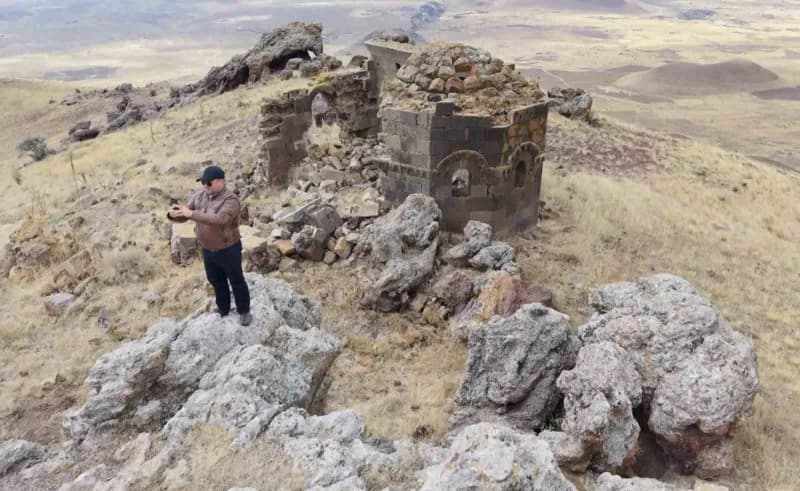 Aksaray Ana Sultan Tepesi'nde yer alan 725 yıllık tarihi kilisenin dış görünümü ve çevresi