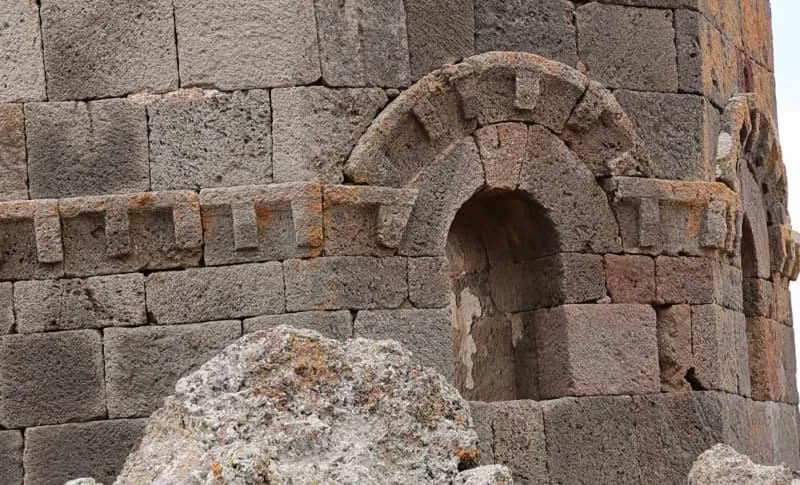 Aksaray'da saklı kalmış Ana Sultan Tepesindeki 725 yıllık kilise dikkat çekiyor.