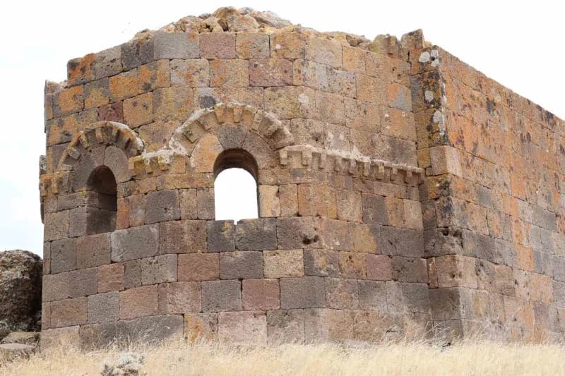 Aksaray'da saklı kalmış Ana Sultan Tepesindeki 725 yıllık kilise dikkat çekiyor.