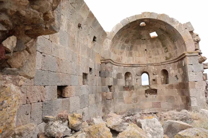 Aksaray'da saklı kalmış Ana Sultan Tepesindeki 725 yıllık kilise dikkat çekiyor.