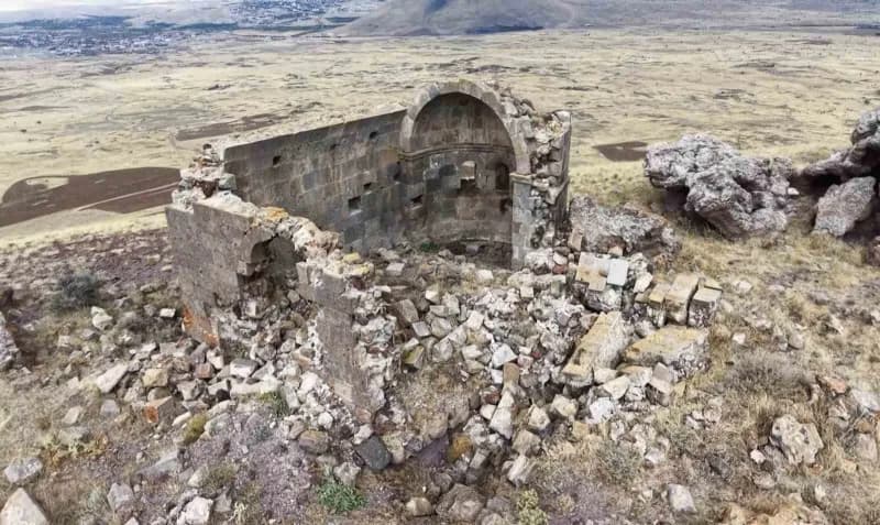 Aksaray'da saklı kalmış Ana Sultan Tepesindeki 725 yıllık kilise dikkat çekiyor.