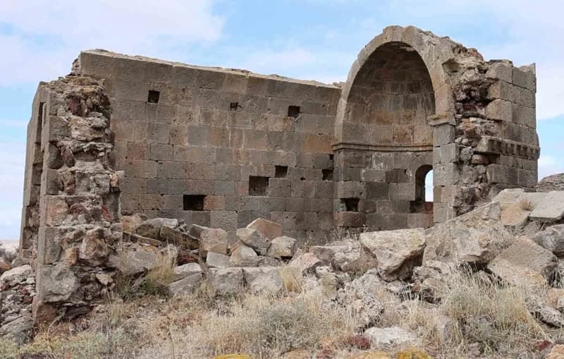 Aksaray'da saklı kalmış Ana Sultan Tepesindeki 725 yıllık kilise dikkat çekiyor.