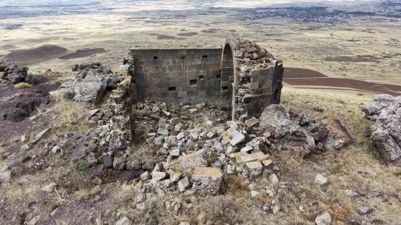 Aksaray'da saklı kalmış Ana Sultan Tepesindeki 725 yıllık kilise dikkat çekiyor.