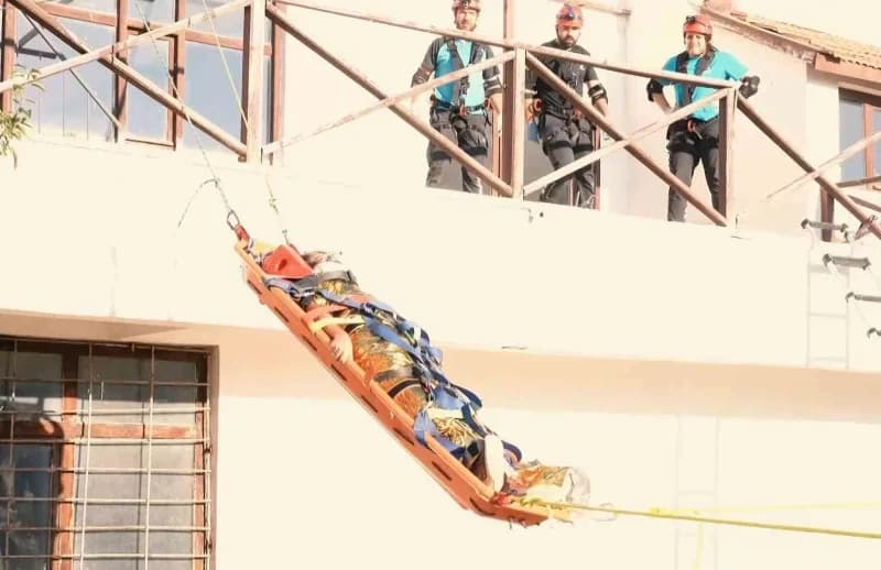 Aksaray Hasan Dağı eteklerinde gerçekleştirilen UMKE tatbikatından kurtarma çalışmaları görüntüsü