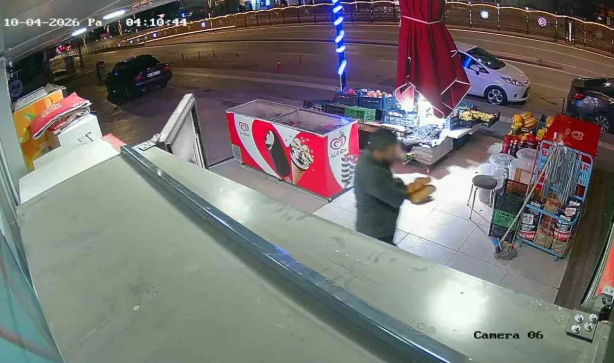 Aksaray’da market sahibinin kasada uyuduğunu fırsat bilen hırsız, hem çaldığı çikolataları yedi hem de dakikalarca elini