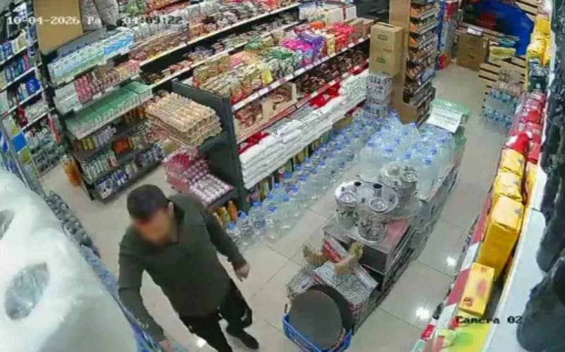 Aksaray’da market sahibinin kasada uyuduğunu fırsat bilen hırsız, hem çaldığı çikolataları yedi hem de dakikalarca elini