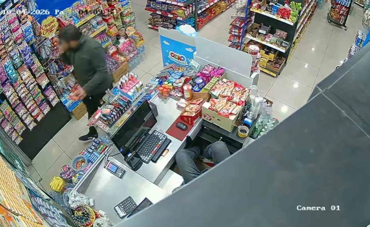 Aksaray'da marketin güvenlik kamerasına yansıyan hırsızlık anları