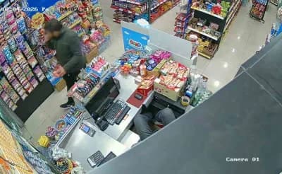 Aksaray'da marketin güvenlik kamerasına yansıyan hırsızlık anları