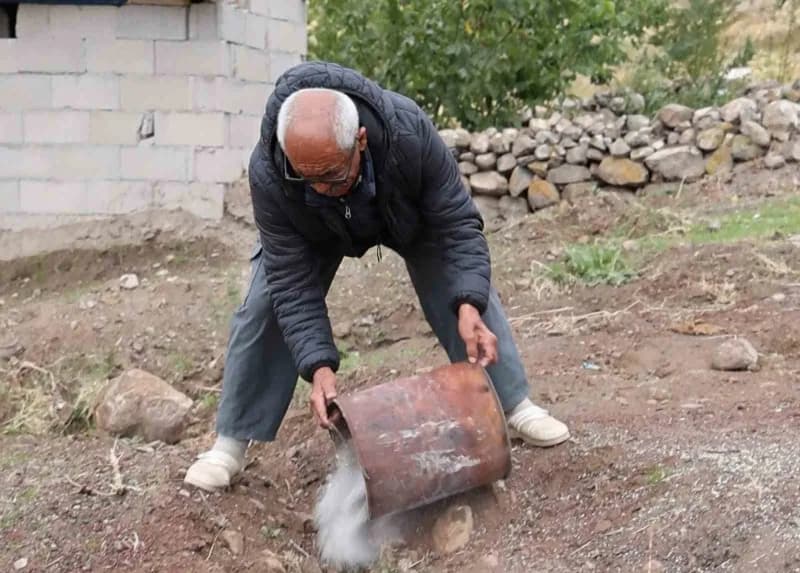 Aksaray’da 72 yaşındaki adam su çıkmaması nedeniyle tüm sakinleri taşınan 180 hanelik köyde 11 yıldır yalnız yaşıyor.