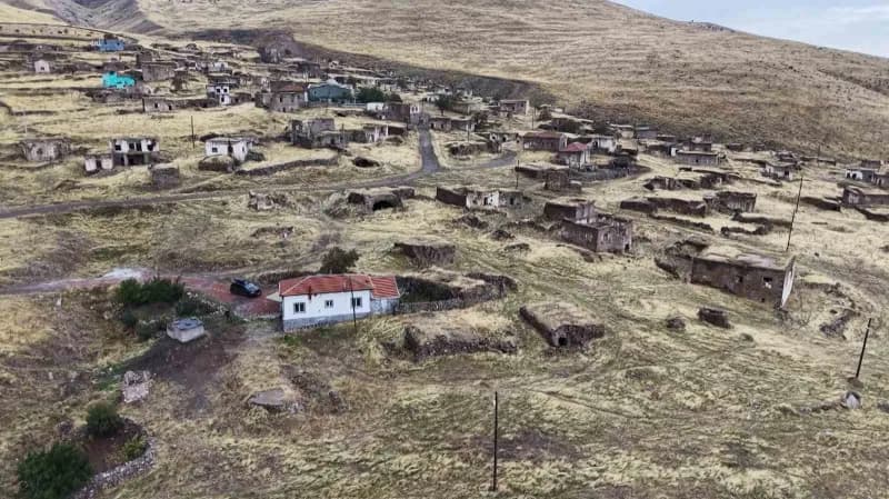 Aksaray’da 72 yaşındaki adam su çıkmaması nedeniyle tüm sakinleri taşınan 180 hanelik köyde 11 yıldır yalnız yaşıyor.