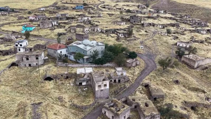 Maddi imkansızlıklar nedeniyle köyünden gitmeyen 7 çocuk babası 72 yaşındaki Selami Salman, 11 yıldır 180 hanenin bulund