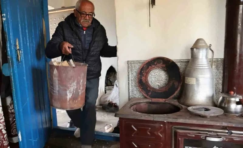 Aksaray’da 72 yaşındaki adam su çıkmaması nedeniyle tüm sakinleri taşınan 180 hanelik köyde 11 yıldır yalnız yaşıyor.