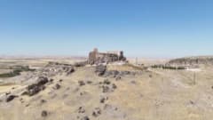 Aksaray Güzelyurt'ta bulunan Yüksek Kilise'nin taş oymalı tarihi yapısı ve çevresi
