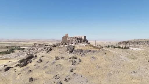 Aksaray Güzelyurt'ta bulunan Yüksek Kilise'nin taş oymalı tarihi yapısı ve çevresi