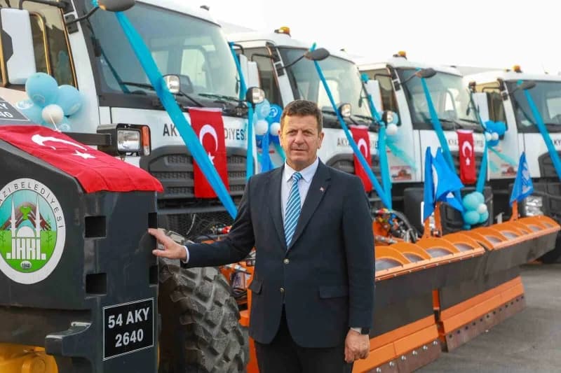 Akyazı Belediyesi, 150 milyon lira değerindeki 33 yeni aracı düzenlenen törenle tanıttı. İş makinele