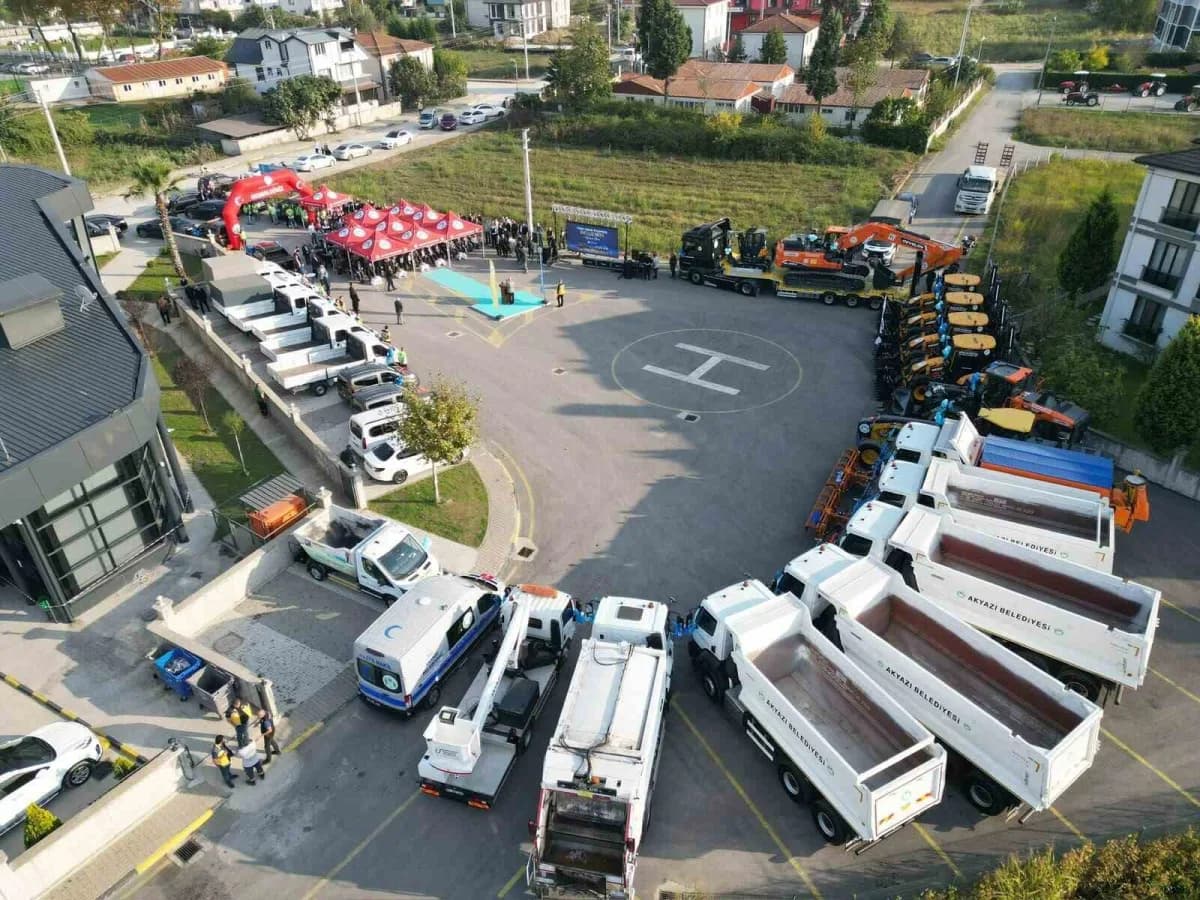 Akyazı Belediyesi, 150 milyon lira değerindeki 33 yeni aracı düzenlenen törenle tanıttı. İş makinele