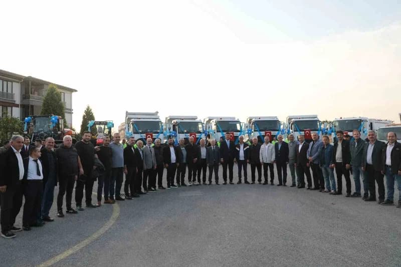 Akyazı Belediyesi, 150 milyon lira değerindeki 33 yeni aracı düzenlenen törenle tanıttı. İş makinele