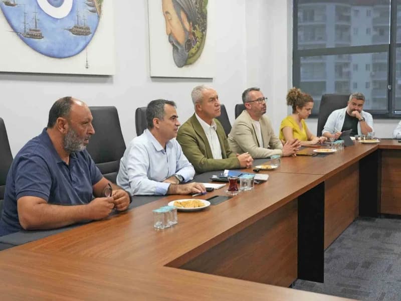 Alanya Belediyesi tarafından Atatürk Caddesi’nde gerçekleştirilen altyapı yenileme çalışmaları sırasında iş makineleri v
