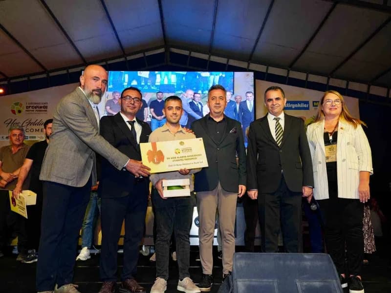 Alanya Tropikal Meyve Festivali'nde sergilenen büyük avokado ve katılımcılar