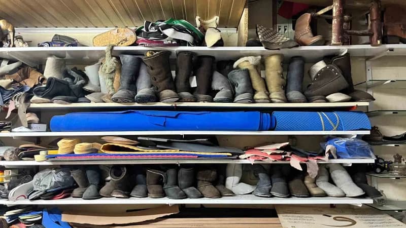 Antalya’nın Alanya ilçesinde 18 metrekarelik Küçük bir dükkanda 28 yıldır Ayakkabı tamirciliği yapan 44 yaşındaki Bilal