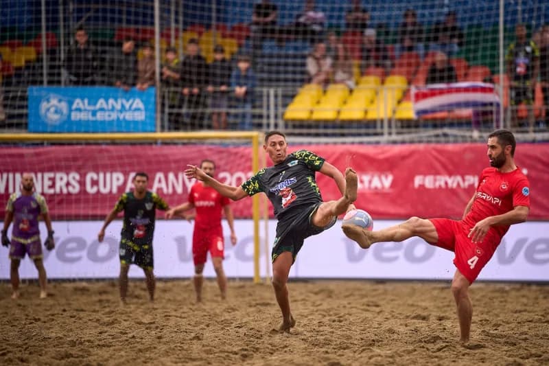 Plaj Futbolu Dünya Kulüpler Şampiyonası'nda mücadele eden serenity Alanya Belediyespor, Kosta Rika t