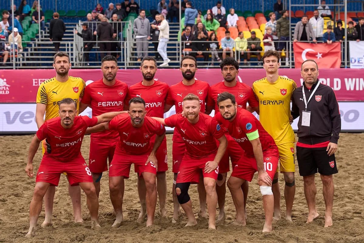 Alanya Belediyespor oyuncuları Plaj Futbolu Dünya Kulüpler Şampiyonası maçında mücadele ediyor