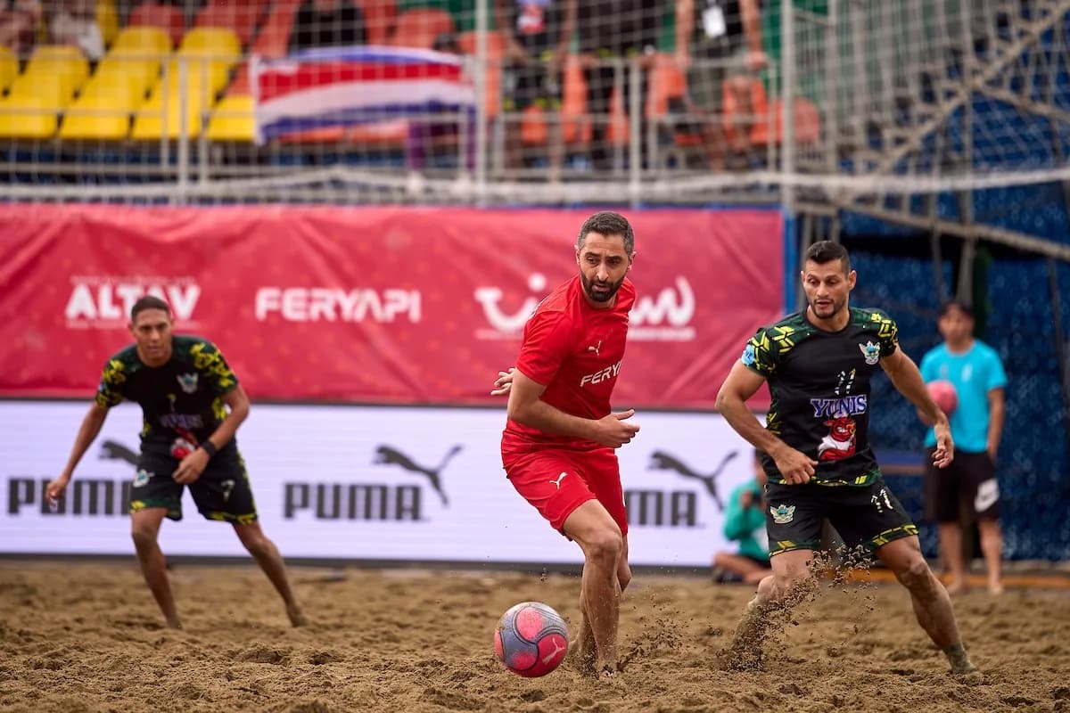 Plaj Futbolu Dünya Kulüpler Şampiyonası'nda mücadele eden serenity Alanya Belediyespor, Kosta Rika t