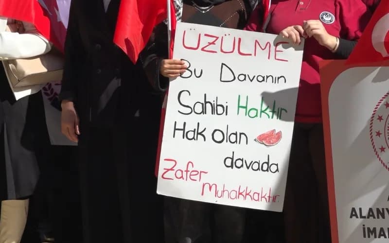Antalya’nın Alanya ilçesinde, İsrail’in Gazze’ye yönelik saldırılarını protesto etmek ve Filistin’de
