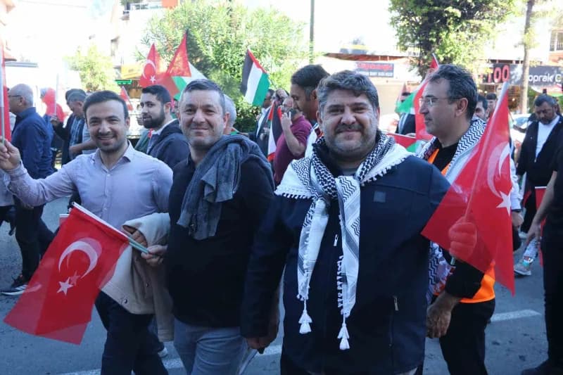 Antalya’nın Alanya ilçesinde, İsrail’in Gazze’ye yönelik saldırılarını protesto etmek ve Filistin’de
