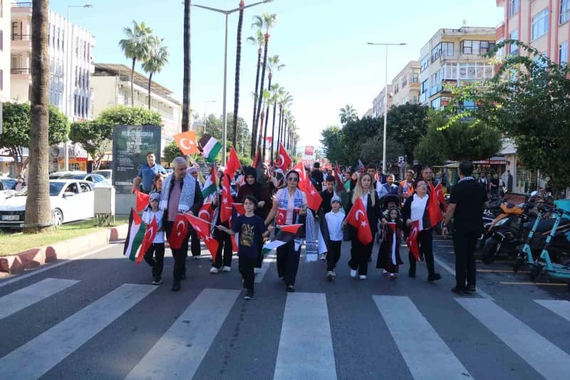 Antalya’nın Alanya ilçesinde, İsrail’in Gazze’ye yönelik saldırılarını protesto etmek ve Filistin’de