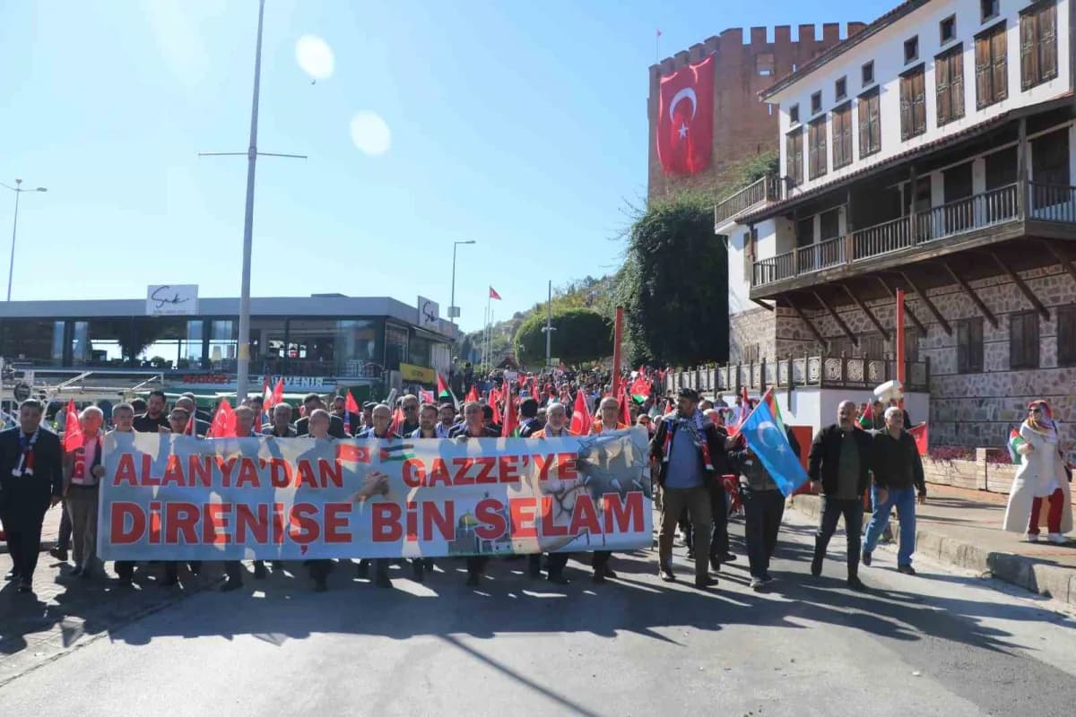 Antalya’nın Alanya ilçesinde, İsrail’in Gazze’ye yönelik saldırılarını protesto etmek ve Filistin’de