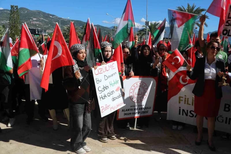 Antalya’nın Alanya ilçesinde, İsrail’in Gazze’ye yönelik saldırılarını protesto etmek ve Filistin’de