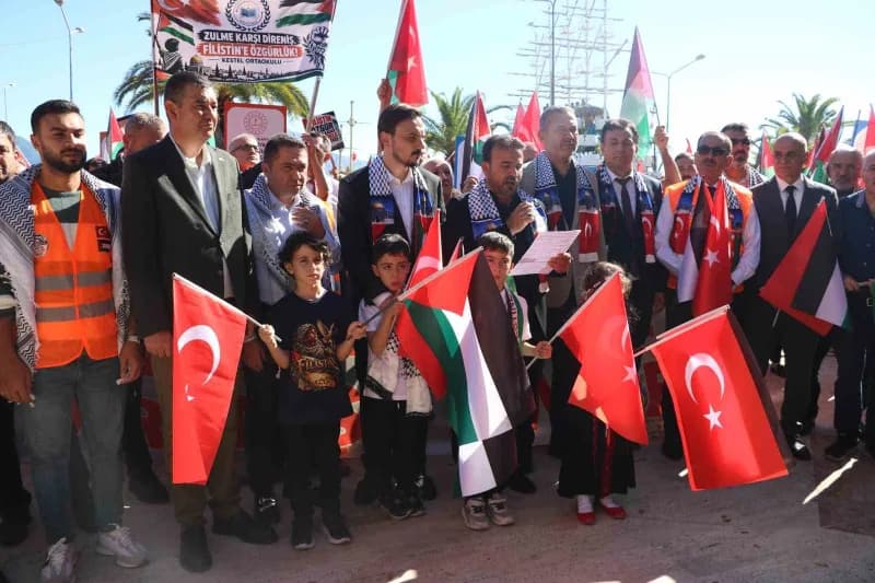 Alanya’da binlerce kişi Gazze için Türk ve Filistin bayraklarıyla yürüyüşte