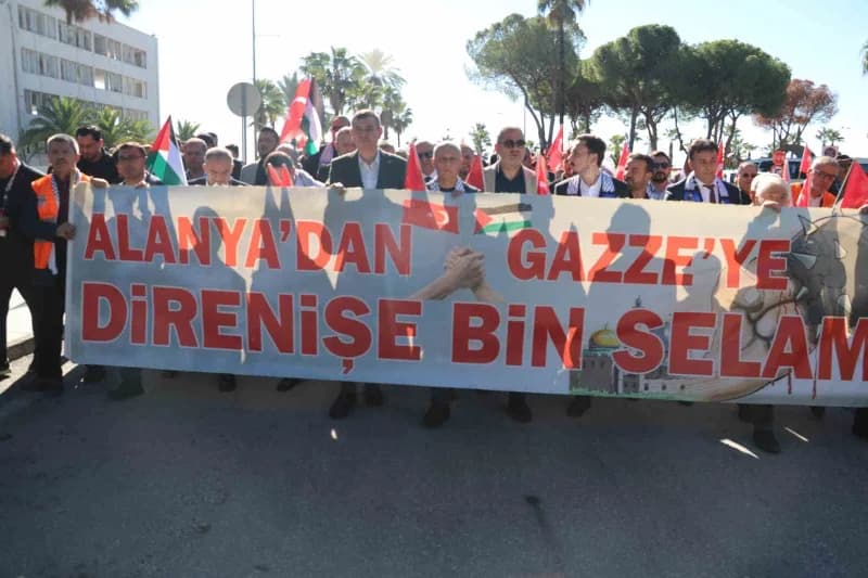 Antalya’nın Alanya ilçesinde, İsrail’in Gazze’ye yönelik saldırılarını protesto etmek ve Filistin’de
